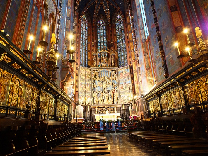 kościół Mariacki w Krakowie - prezbiterium z ołtarzem Wita Stwosza i rzędami barokowych stalli