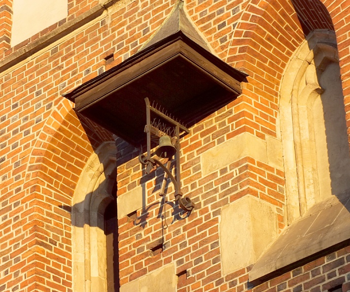 kościół Mariacki w Krakowie - dzwonek za konających na zachodniej elewacji niższej wieży