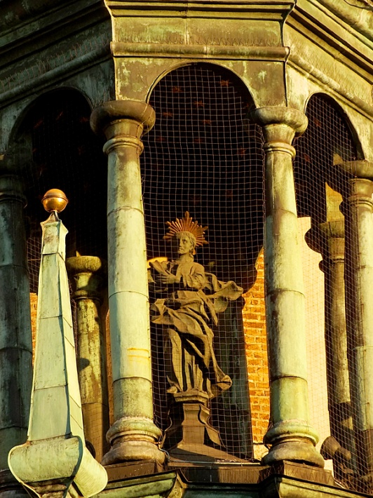 kościół Mariacki w Krakowie - figura Chrystusa Salwatora w zwieńczeniu barokowej kruchty zachodniej
