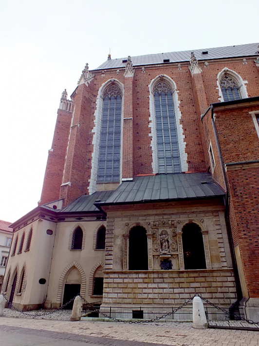 kościół Mariacki w Krakowie - północna elewacja prezbiterium z renesansowym skarbcem kościelnym