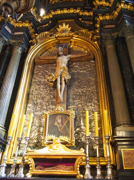 kościół Mariacki w Krakowie - ołtarz Krzyża Świętego z kamienną figurą Chrystusa, wykutą przez Wita Stwosza