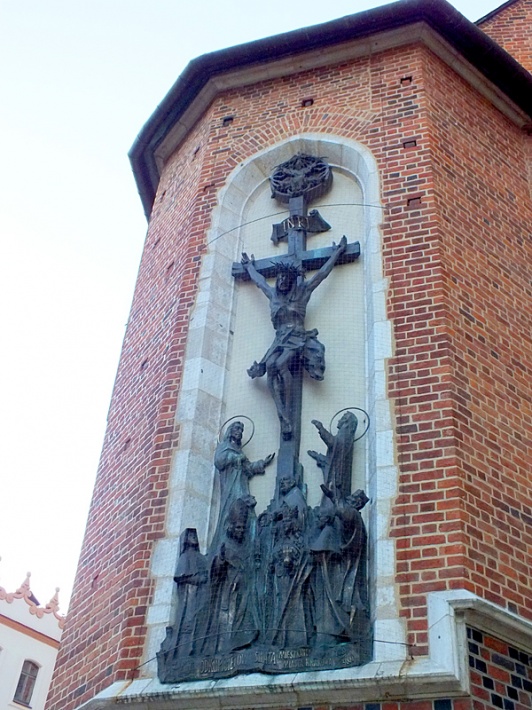 kościół Mariacki w Krakowie - Grupa Ukrzyżowania na wschodniej elewacji kaplicy św. Jana Nepomucena