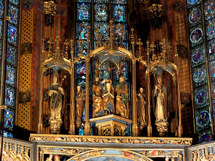kościół Mariacki w Krakowie - scena koronacji NMP w zwieńczeniu ołtarza (przed ostatnią renowacją)