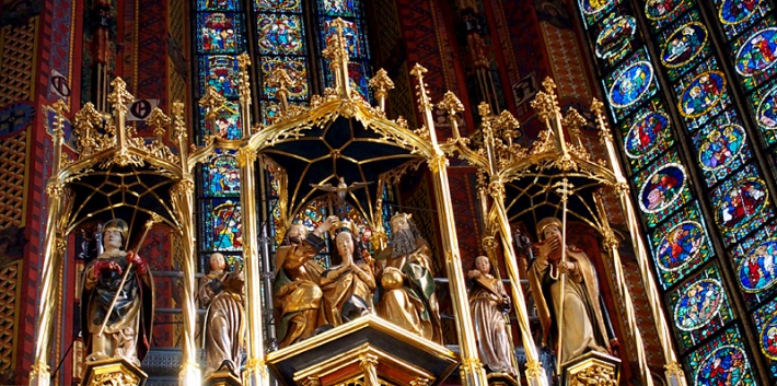 kościół Mariacki w Krakowie - ołtarz Mariacki, scena koronacji NMP w zwieńczeniu ołtarza (po renowacji)
