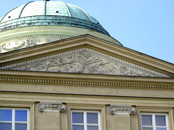 Pałac Królikarnia w Warszawie - tympanon wschodniego ryzalitu
