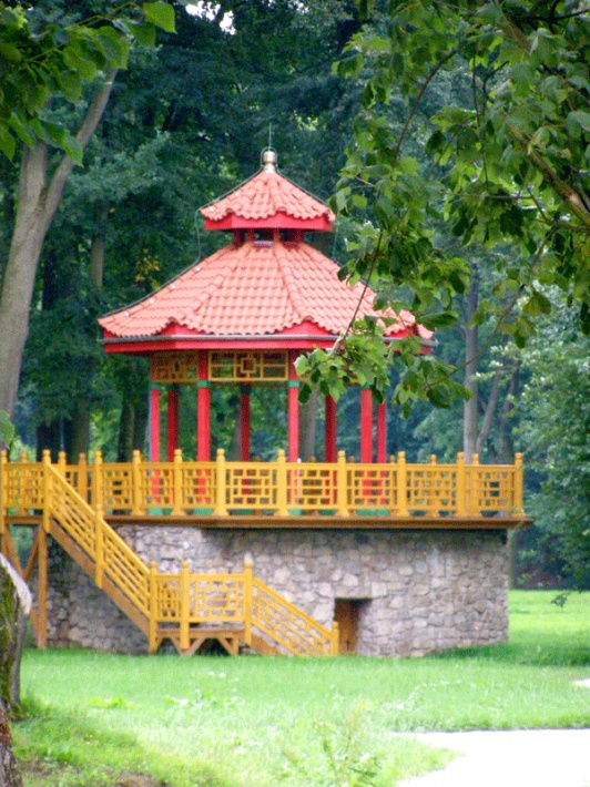 Wojanów - altana w kształcie chińskiej pagody w parku pałacowym
