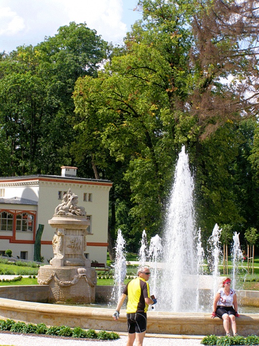 Wojanów - zabytkowa fontanna przed pałacem