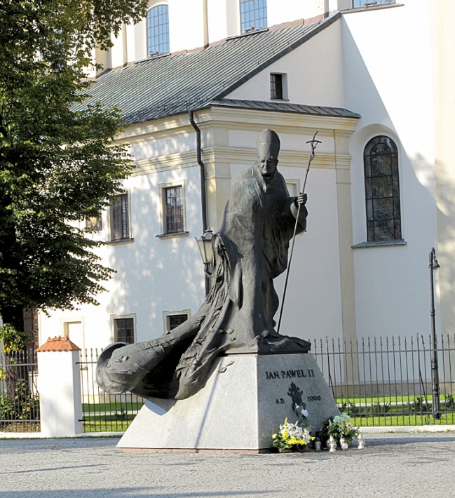 katedra w Łowiczu - pomnik św. Jana Pawła II