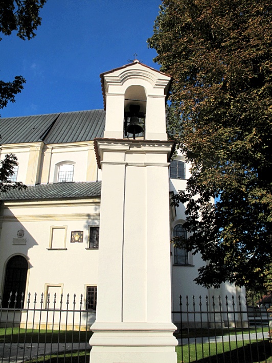 katedra w Łowiczu - dzwonek za konających przed ogrodzeniem świątyni