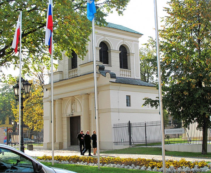 katedra w Łowiczu - brama-dzwonnica katedralna