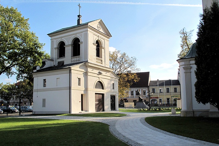 katedra w Łowiczu - dzwonnica katedralna