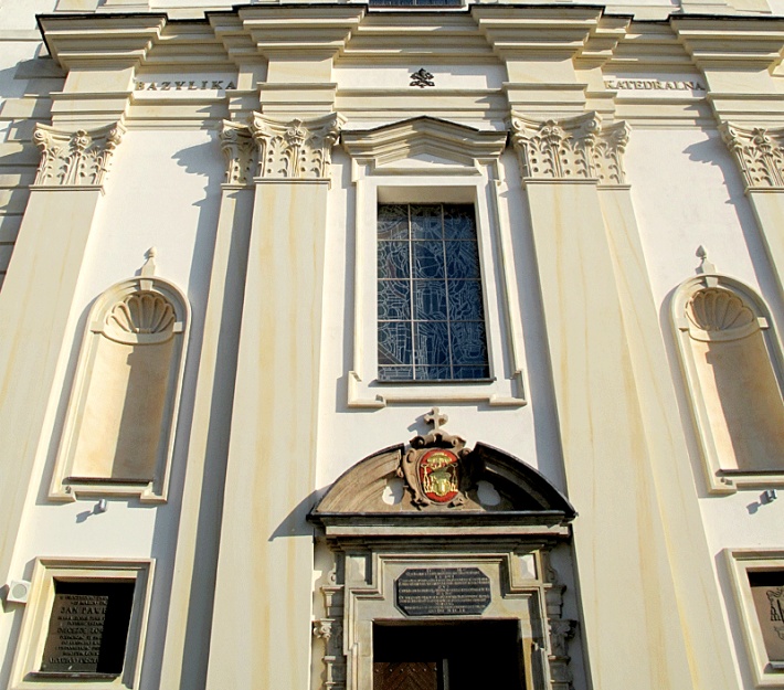 katedra w Łowiczu - fragment fasady zachodniej