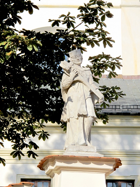 katedra w Łowiczu - figura św. Jana Nepomucena na furcie południowej
