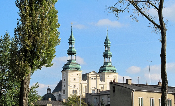 katedra w Łowiczu - wieże katedralne dominujące nad miastem