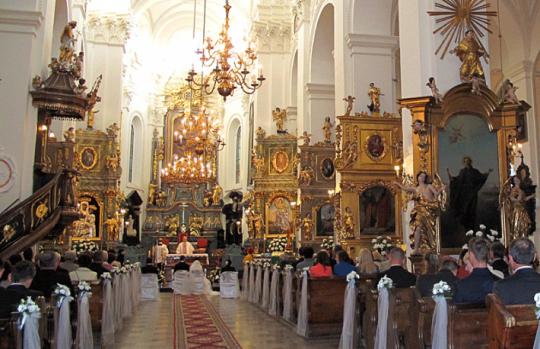 katedra w Łowiczu - nawa główna z parawanowo ustawionymi ołtarzami