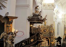katedra w Łowiczu - rokokowa ambona, za nią łaskami słynący obraz MB Łowickiej