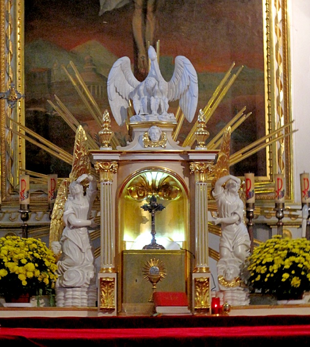 kościół NMP w Kampinosie - tabernakulum na ołtarzu głównym