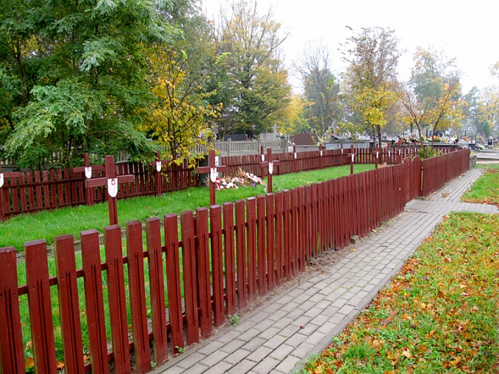 cmentarz parafialny w Kampinosie - kwatera żołnierzy polskich poległych we wrześniu 1939 roku