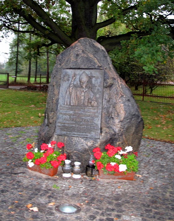 obelisk poświęcony Janowi Pawłowi II