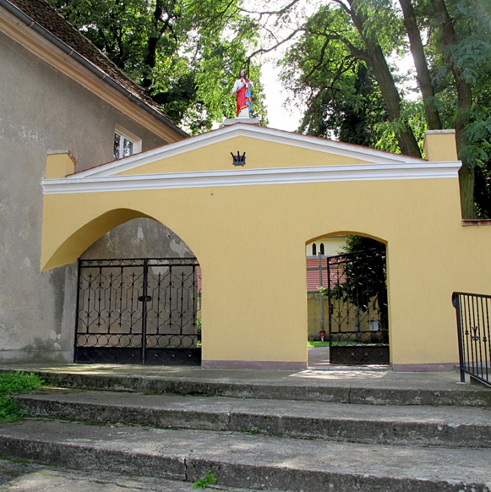 kościół w Wądrożu Wielkim - brama prowadząca na teren kościelny