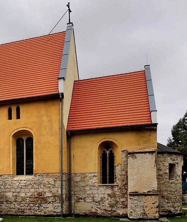kościół w Wądrożu Wielkim - południowe XIV-wieczne okna w nawie i prezbiterium