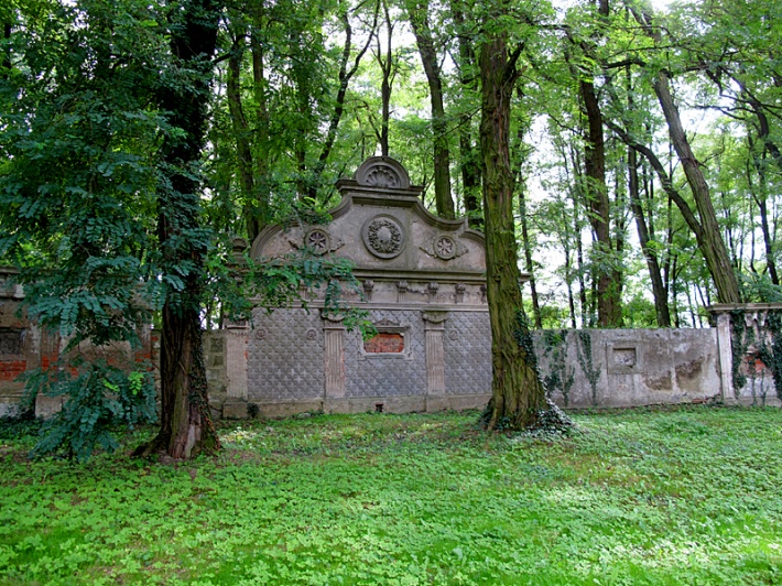 kościół w Wądrożu Wielkim - pozostałości dekoracji nagrobnych przy murze cmentarza kościelnego