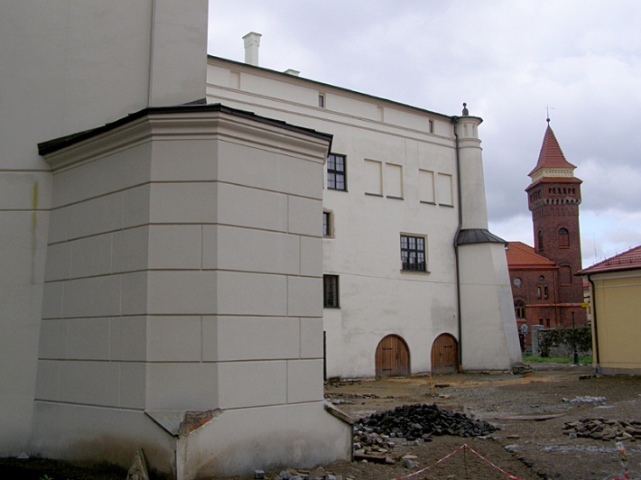 Stary Zamek w Żywcu - szkarpa wieży rycerskiej i elewacja północna