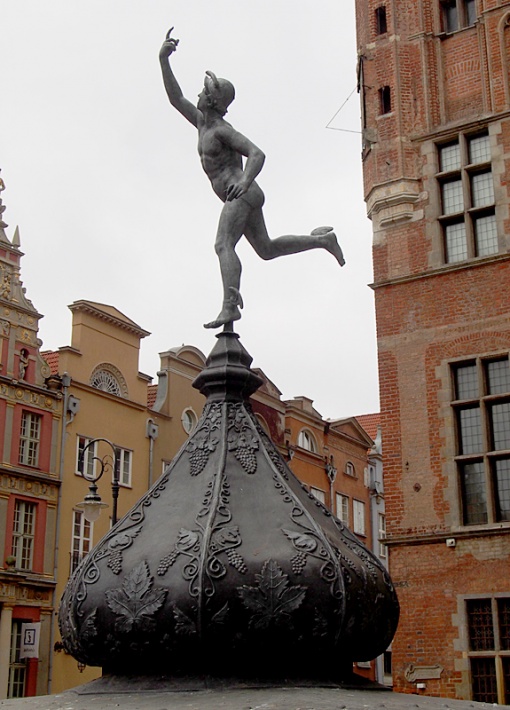 Gdański Dwór Artusa - posąg Merkurego wieńczący wejście do Piwnicy Rajców