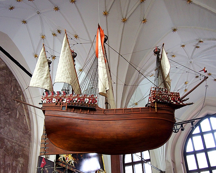 Gdański Dwór Artusa - model statku dekorujący Wielką Halę
