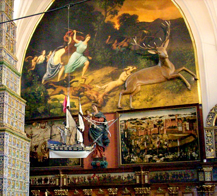 Gdański Dwór Artusa - &quot;Diana na łowach&quot;, poniżej XV-wieczne obrazy: z lewej &quot;Okręt Kościoła&quot;, z prawej &quot;Oblężenie Malborka&quot;