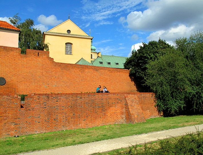 Warszawa - mury przy kościele św. Marcina