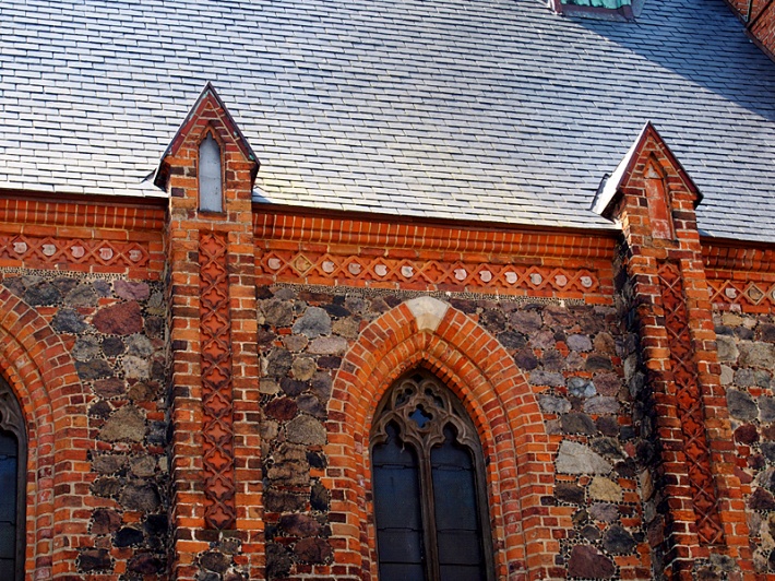 Kościół Św. Krzyża w Żaganiu - fryz ceglany z tarczami herbowymi