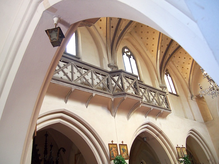 Kościół Św. Krzyża w Żaganiu - nawa główna, pozostała część empory chórowej