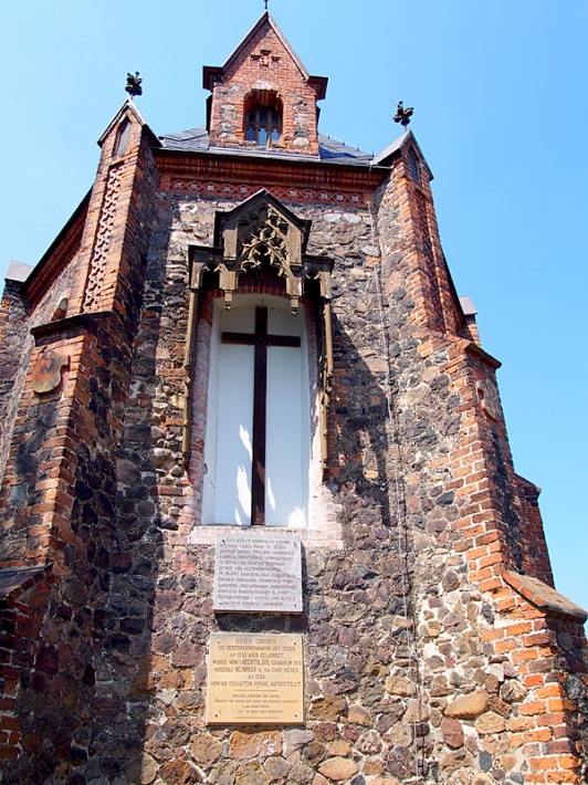 Kościół Św. Krzyża w Żaganiu - elewacja wschodnia z krzyżem przyniesionym przez wody Bobru
