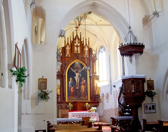 Kościół Św. Krzyża w Żaganiu - ołtarz główny i ambona