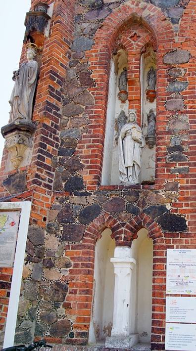Kościół Św. Krzyża w Żaganiu - fasada zachodnia, figura św. Katarzyny Aleksandryjskiej oraz św. Jadwigi Śląskiej i Apostołów