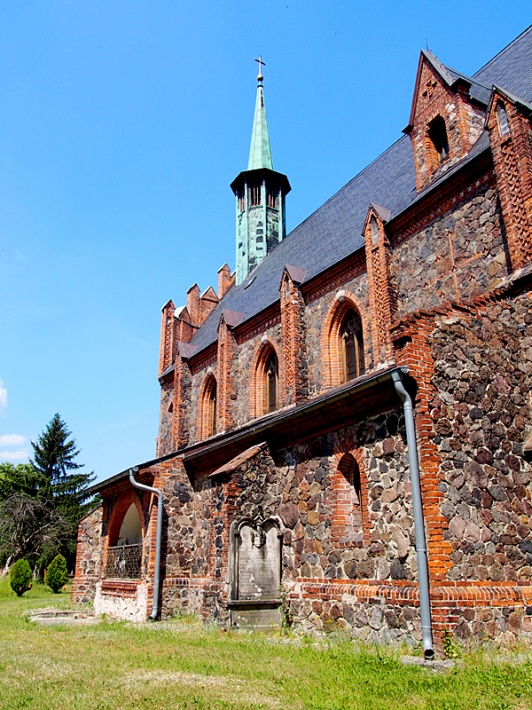 Kościół Św. Krzyża w Żaganiu - elewacja południowa