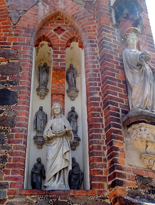 Kościół Św. Krzyża w Żaganiu - fasada zachodnia, figura św. Doroty oraz św. Elżbiety Węgierskiej i Apostołów