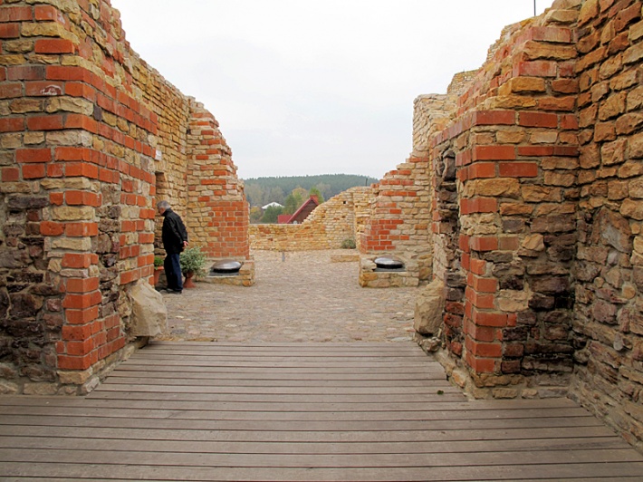 Ruina zamku w Inowłodzu - przejście na dziedziniec między domami południowymi