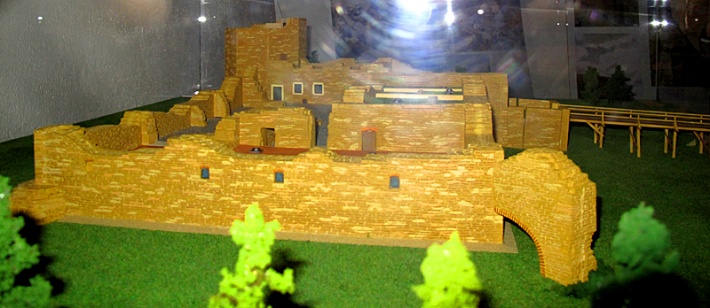 Ruina zamku w Inowłodzu - makieta ruin zamku