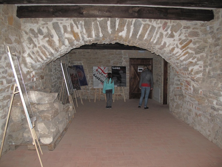 Ruina zamku w Inowłodzu - w podziemnej sali wystawowej