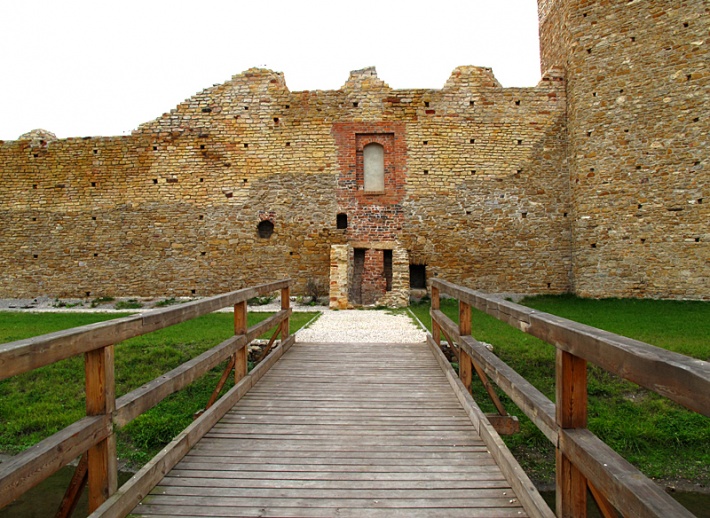 Ruina zamku w Inowłodzu - most wschodni, prowadzący do pierwotnej bramy