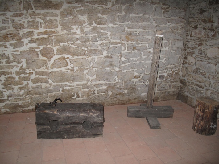 Ruina zamku w Inowłodzu - narzędzia tortur
