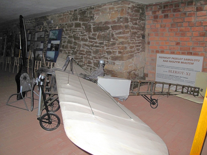 ruina zamku w Inowłodzu - sala wystawowa, Bleriot XI - pierwszy samolot, który przeleciał nad Inowłodzem