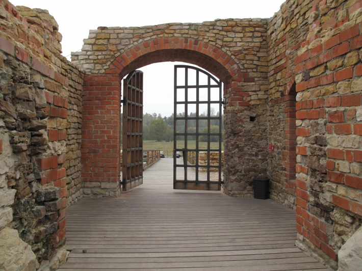 Ruina zamku w Inowłodzu - wnętrze wieży bramnej, widok na most