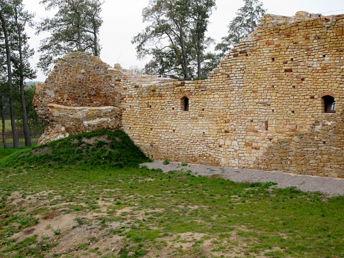 Ruina zamku w Inowłodzu - południowa kurtyna i południowo-zachodnia przypora