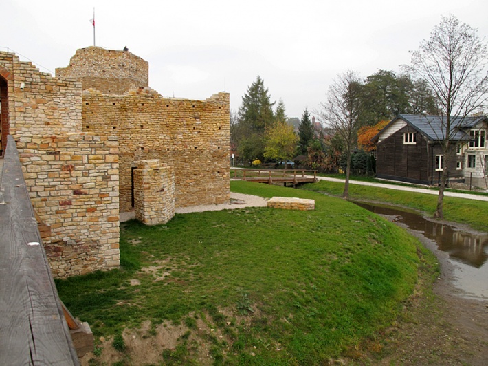 Ruina zamku w Inowłodzu - południowo-wschodni narożnik murów