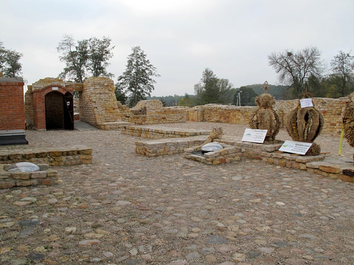 Ruina zamku w Inowłodzu - dziedziniec i fundamenty domu północnego