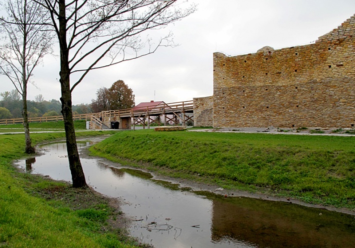 Ruina zamku w Inowłodzu, fosa i most
