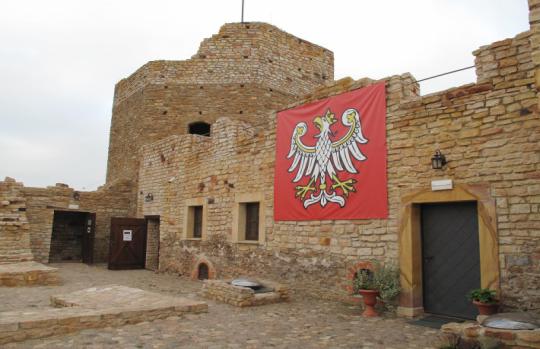 Ruina zamku w Inowłodzu - wieża oktagonalna i skrzydło wschodnie